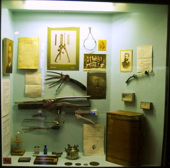 VitrineSemmelweisMuseumBudapest2006-001